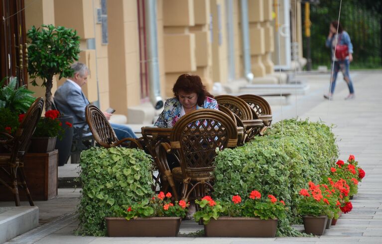 Посетители кафе на улице Житная в Москве