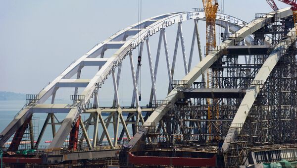 Сборка арок железнодорожной и автомобильной части моста через Керченский пролив. 26 июля 2017