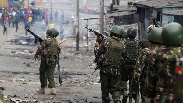 Сотрудники полиции Кении во время акции протеста против результатов президентских выборов в Найроби