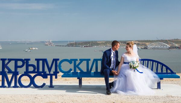 Скамейка с официальным логотипом Крымского моста в Керчи
