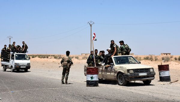 Солдаты сирийской армии в окрестностях Ракки. Архивное фото