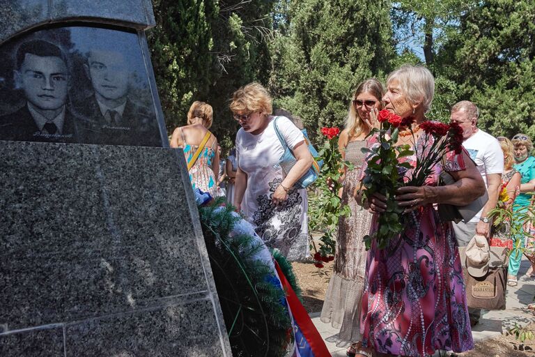 Жители Севастополя возлагают цветы к мемориалу морякам-подводникам, погибшим на атомной подводной лодке Курск. 12 августа 2017 Жители Севастополя возлагают цветы к мемориалу морякам-подводникам, погибшим на атомной подводной лодке Курск. 12 августа 2017