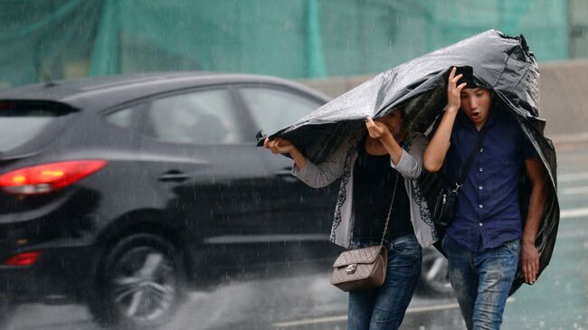 Прохожие во время дождя в Москве. Архивное фото