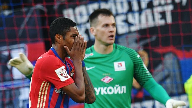 Нападающий ПФК ЦСКА Витиньо (слева) и вратарь ФК Спартак Артем Ребров