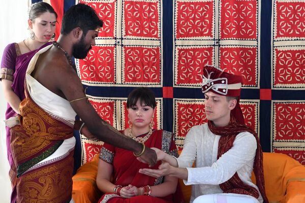 Традиционная свадьба на фестивале индийской культуры в честь Дня независимости Индии в парке Сокольники. 12 августа 2017