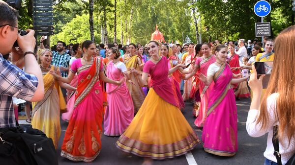 Участники фестиваля индийской культуры в честь Дня независимости Индии в парке Сокольники. 12 августа 2017