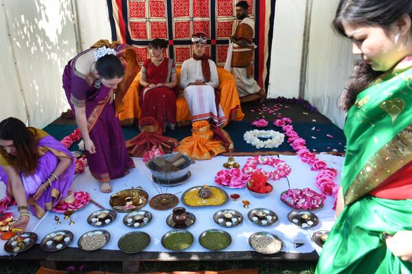 Традиционная свадьба на фестивале индийской культуры в честь Дня независимости Индии в парке Сокольники. 12 августа 2017