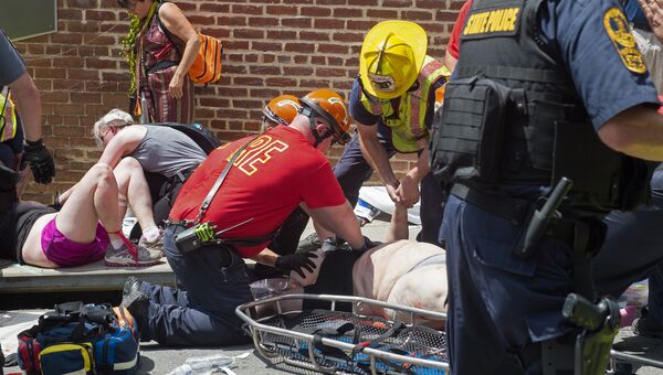 Раненым оказывают помощь после того, как автомобиль наехал на людей в американском городе Шарлоттсвилль (штат Виргиния)