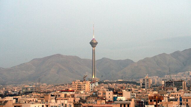 Вид на телебашню Бордж-е Милад в Тегеране, архивное фото