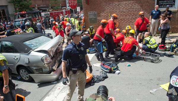 Раненым оказывают помощь после того, как автомобиль наехал на людей в американском городе Шарлоттсвилль