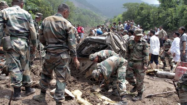 Военные  и спасатели ищут тела жертв оползня в индийском штате Химачал-Прадеш. 13 августа 2017