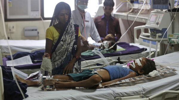 Пострадавшие дети в больнице Баба Рагхав в индийском штате Уттар-Прадеш. 13 августа 2017