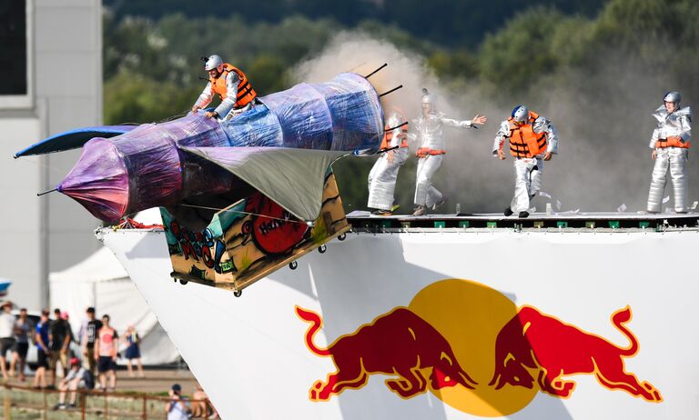 Участники фестиваля самодельных летательных аппаратов Red Bull Flugtag 2017 прыгают с трамплина на Гребном канале в Москве