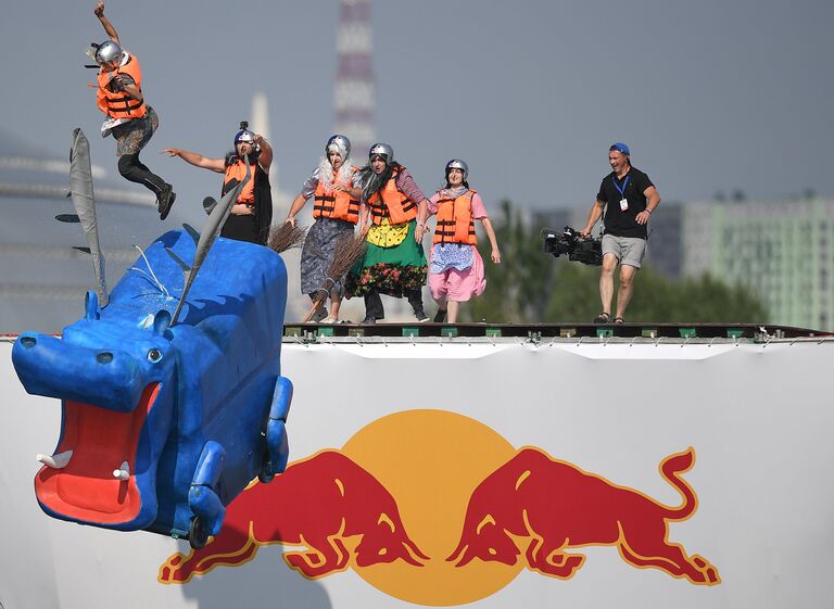 Участники фестиваля самодельных летательных аппаратов Red Bull Flugtag 2017 прыгают с трамплина на Гребном канале в Москве