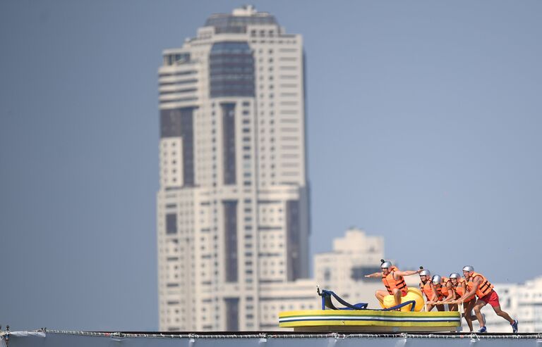 Участники фестиваля самодельных летательных аппаратов Red Bull Flugtag 2017 прыгают с трамплина на Гребном канале в Москве