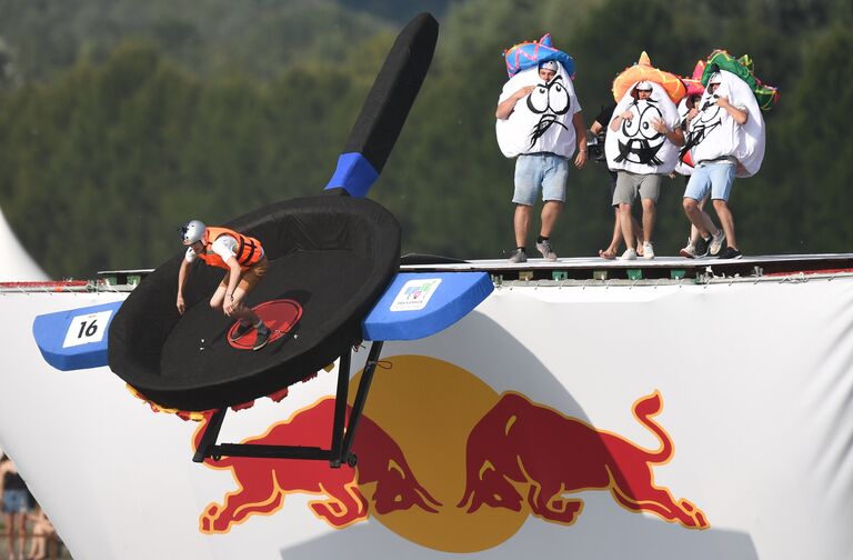 Участник фестиваля самодельных летательных аппаратов Red Bull Flugtag 2017 прыгает с трамплина на Гребном канале в Москве