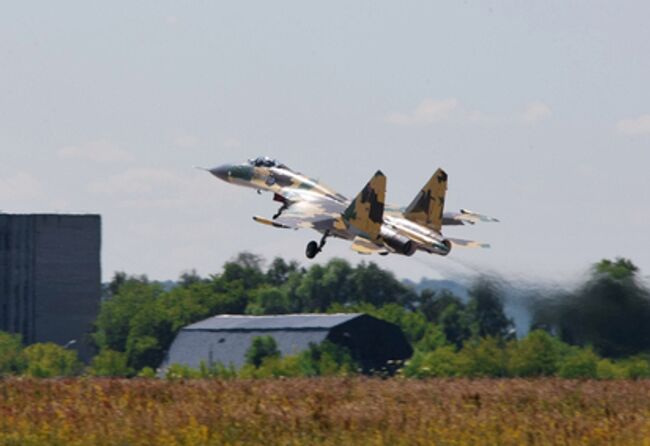 Новый многофункциональный истребитель Су-35 последнего поколения.