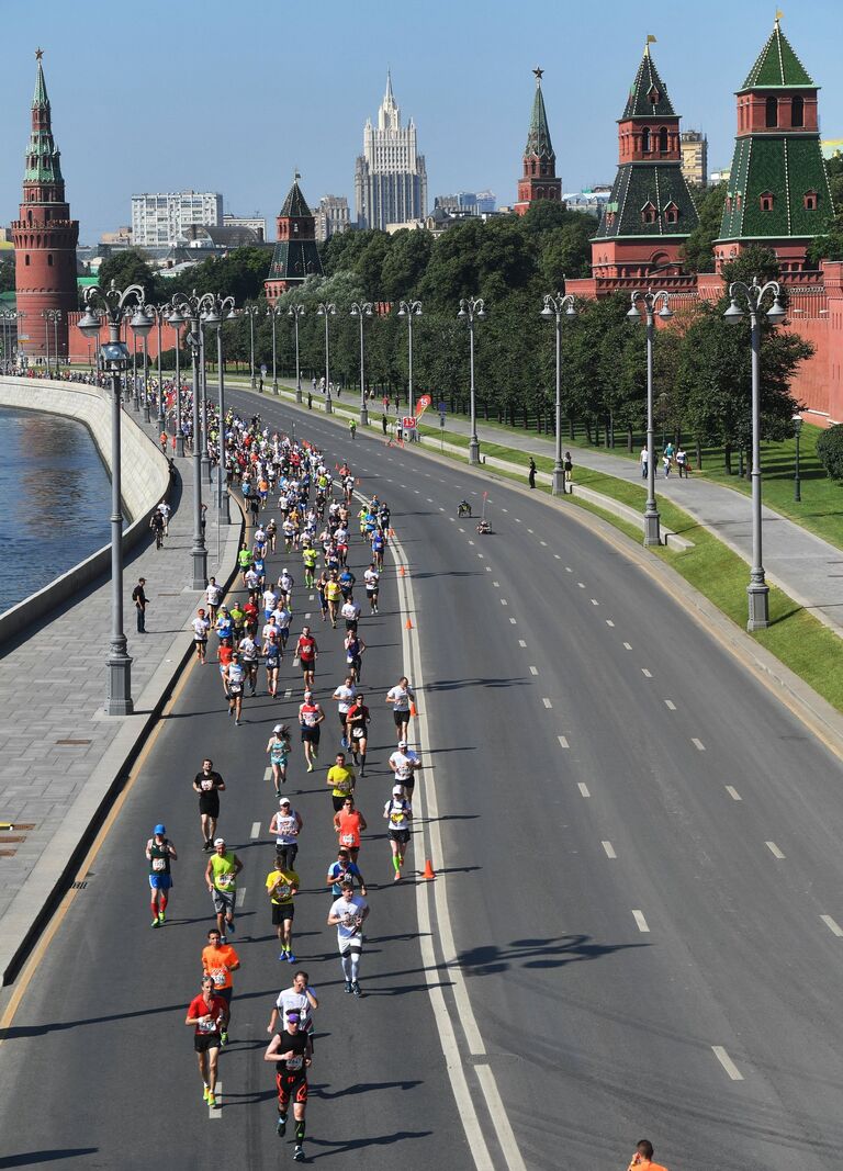 Участники полумарафона Лужники в Москве