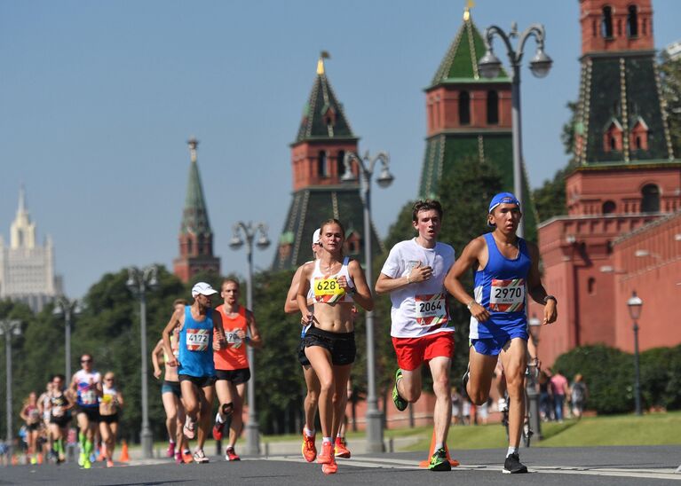 Участники полумарафона Лужники в Москве