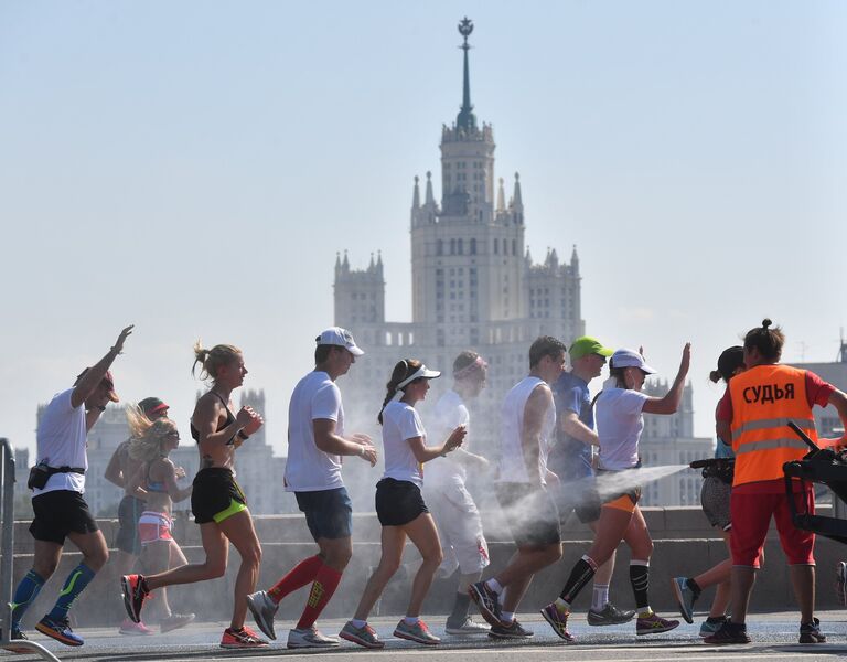 Участники полумарафона Лужники в Москве