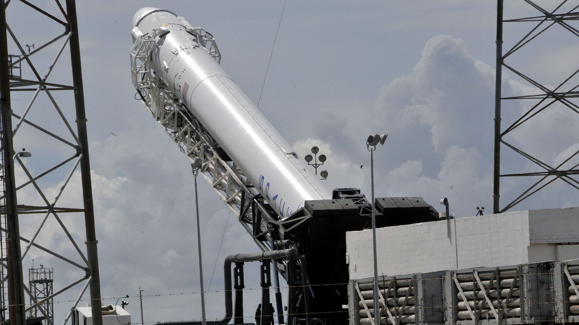 Ракета SpaceX Falcon 9 с космическим кораблем Dragon готовится к запуску на МКС - РИА Новости, 1920, 07.08.2021