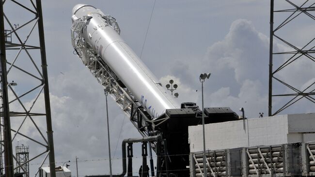 Ракета SpaceX Falcon 9 с космическим кораблем Dragon готовится к запуску на МКС