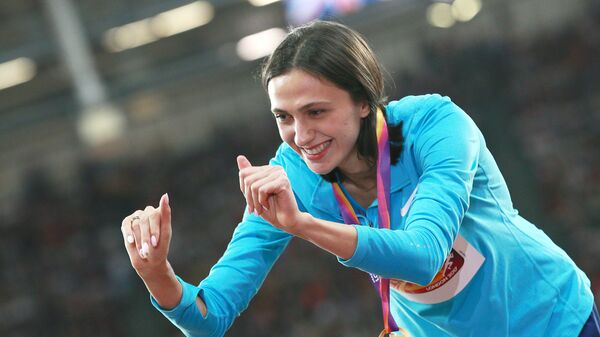 Мария Ласицкене, завоевавшая золотую медаль в прыжках в высотуна чемпионате мира 2017 по легкой атлетике в Лондоне, на церемонии награждения