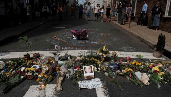 Цветы и фотография погибшей на месте наезда автомобиля на участников протестов в Шарлоттсвилле, штат Вирджиния. 13 августа 2017