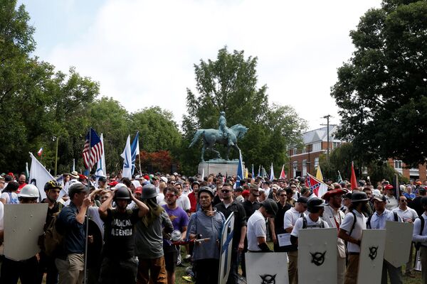Ультраправые возле памятника Роберту Ли во время протестов в Шарлоттсвилле, штат Вирджиния