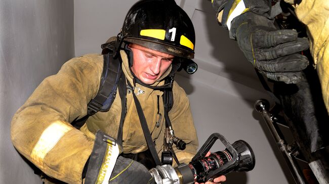 Сотрудник МЧС во время пожарно-тактических учений