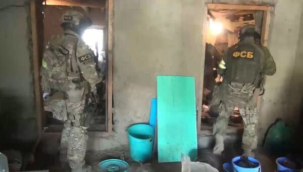 Спецназовцы ФСБ РФ обследовали дом, где скрывался главарь хунзахской банды
