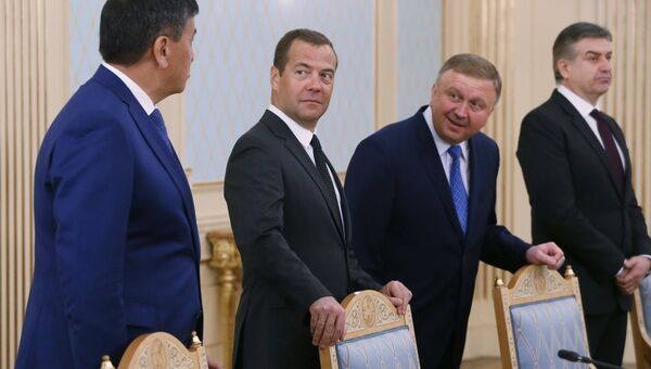 Председатель правительства РФ Дмитрий Медведев перед началом встречи участников заседания Евразийского межправительственного совета . Архивное фото