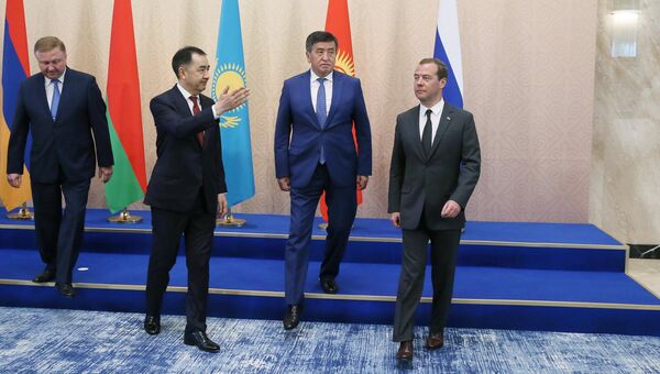 Председатель правительства РФ Дмитрий Медведев после общего фотографирования участников заседания Евразийского межправительственного совета. 14 августа 2017