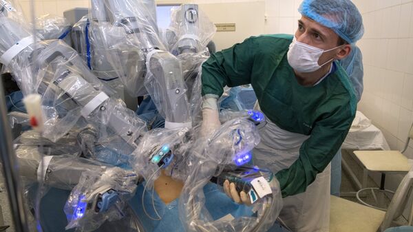 Врач во время операции радикальной простатэктомии с применением робот-ассистента Да Винчи