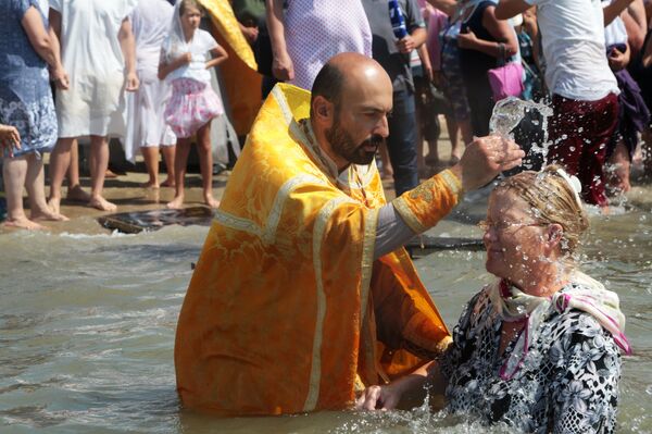 Раненый причастие. Служитель церкви который крестит детей.