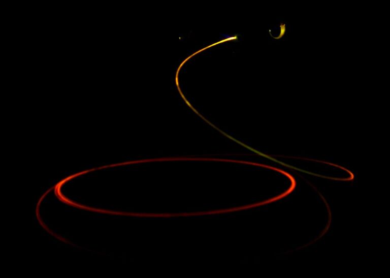 Флуоресценция оптоволокна, легированного наночастицами кремния, при оптической накачке лазерным диодом с длиной волны 405 нм. 