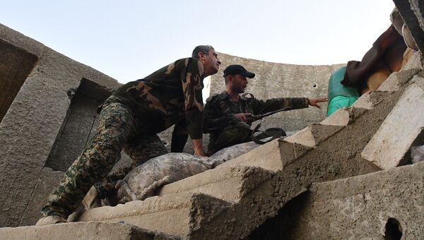 Солдаты сирийской армии на линия разграничения в пригороде Дамаска Восточная Гута