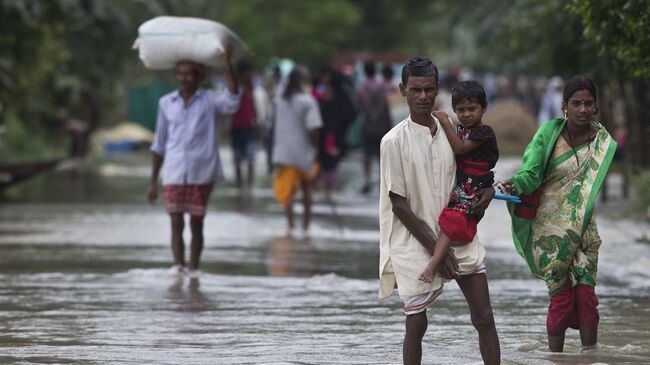 Люди во время наводнения в Индии
