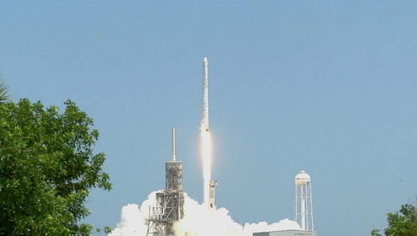Компания SpaceX запустила грузовой корабль Dragon к МКС. Архивное фото