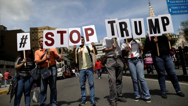Сторонники президента Венесуэлы Николаса Мадуро протестуют против заявления Дональда Трампа о возможности военной операции