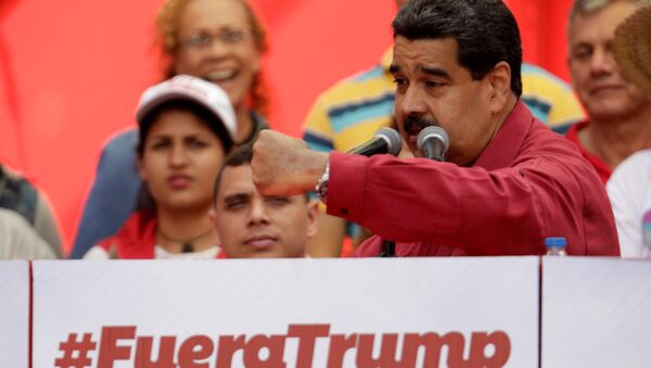 Президент Венесуэлы Мадуро выступает с речью на митинге против президента США Трампа в Каракасе