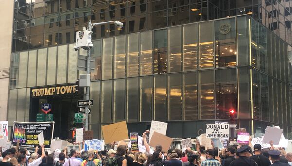 Толпа протестующих против политики Дональда Трампа у небоскреба Trump Tower