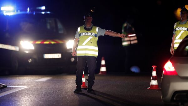 Французские жандармы перекрыли дорогу недалеко от места, где автомобиль врезался в пиццерию в департаменте Сена и Марна