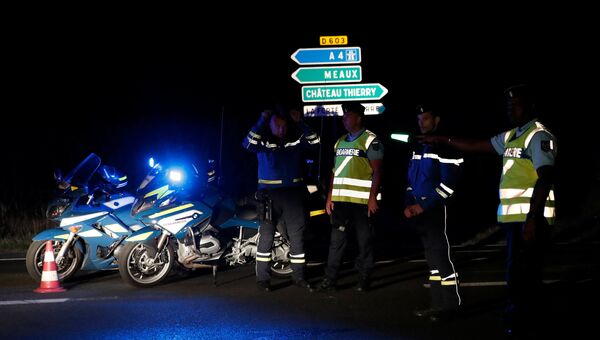 Французские жандармы перекрыли дорогу недалеко от места, где автомобиль врезался в пиццерию в департаменте Сена и Марна
