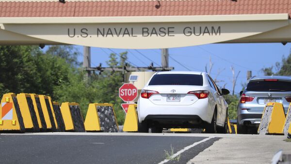 Автомобили въезжают на территорию военно-морской базы Гуам близ Хагатны