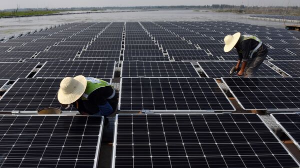 Рабочие на крупнейшей в мире плавучей солнечной электростанции в Китае. Архивное фото