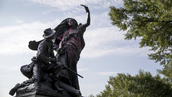 Монумент в парке Атланты, посвященный окончанию Гражданской войны облитый краской. 14 августа 2017