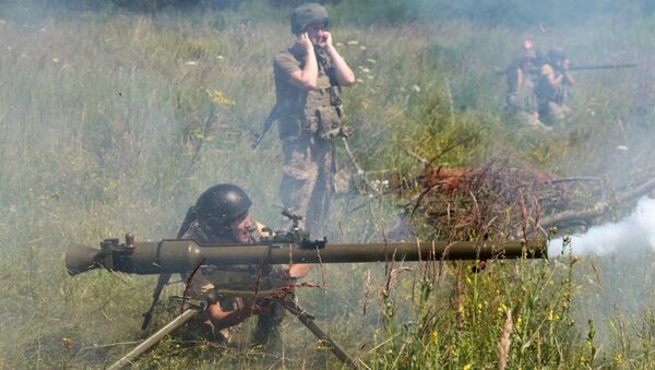 Украинские военные стреляют из гранатомета. Архивное фото
