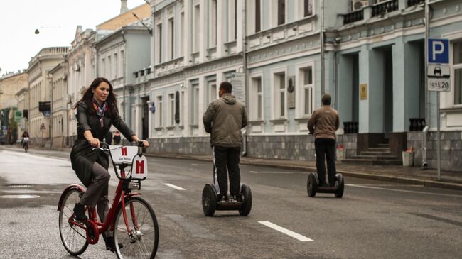 Люди на Рождественском бульваре в Москве. Архивное фото