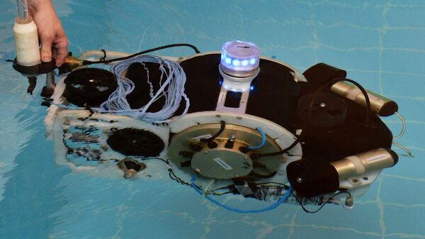 Демонстрация подводного робота в бассейне ДВФУ. Архивное фото